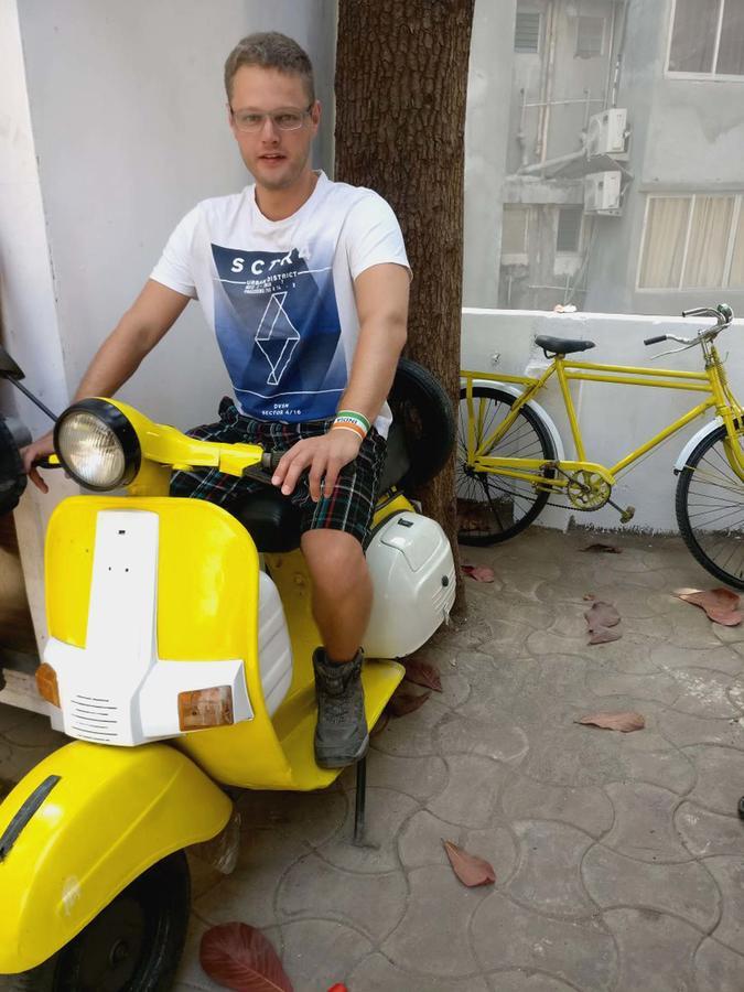 Отель Mumbai Backpackers,Airport Экстерьер фото