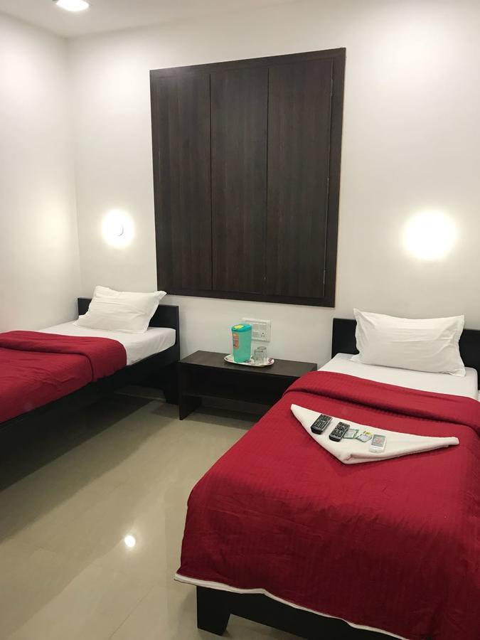Отель Mumbai Backpackers,Airport Экстерьер фото
