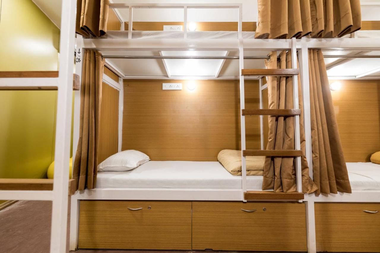 Отель Mumbai Backpackers,Airport Экстерьер фото