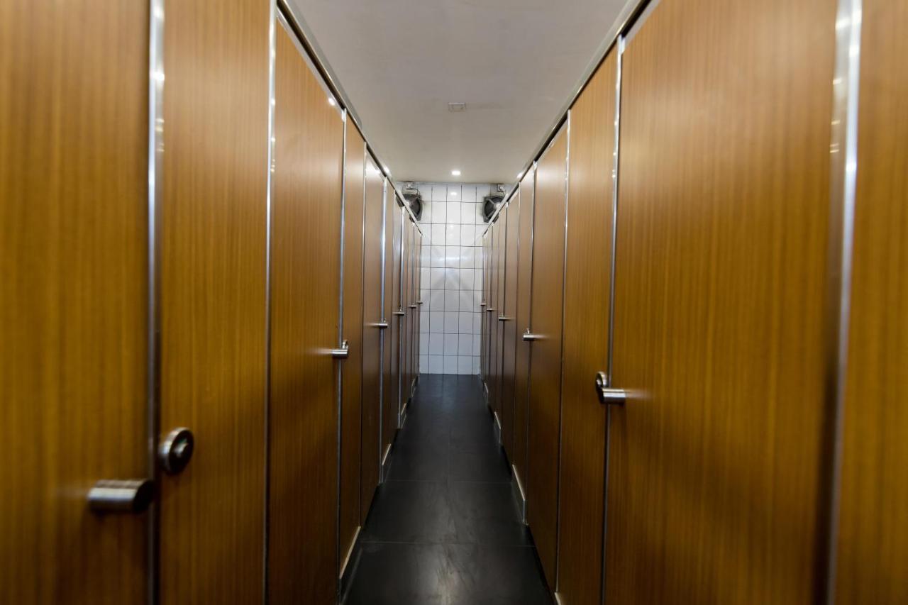 Отель Mumbai Backpackers,Airport Экстерьер фото